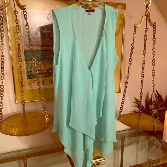 (2)tops - Picture 3 of 4